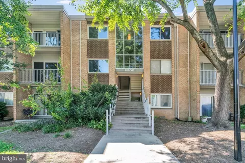 2900 Kings Chapel Rd #9, Falls Church, VA 22042