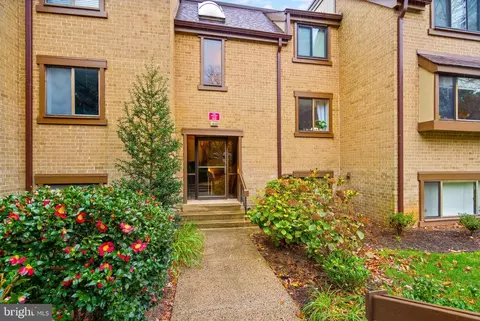 1639 Parkcrest Cir #200, Reston, VA 20190