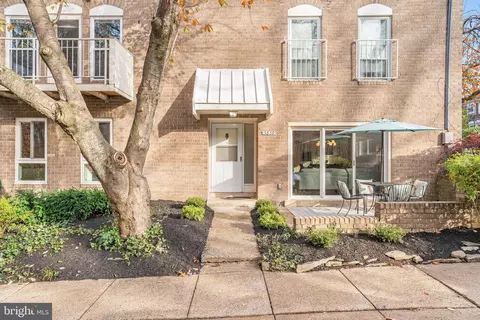 3839 Persimmon Cir, Fairfax, VA 22031