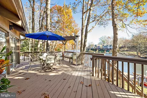 Exterior - 11419 Purple Beech Dr, Reston, VA 20191 photo 3 of 16