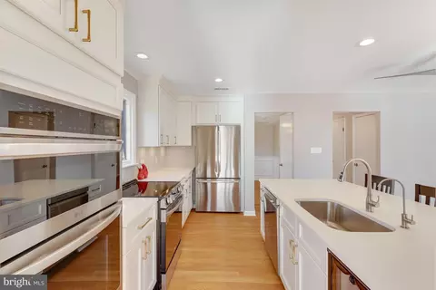 Kitchen - 11419 Purple Beech Dr, Reston, VA 20191 photo 4 of 8