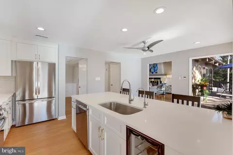 Kitchen - 11419 Purple Beech Dr, Reston, VA 20191 photo 5 of 8