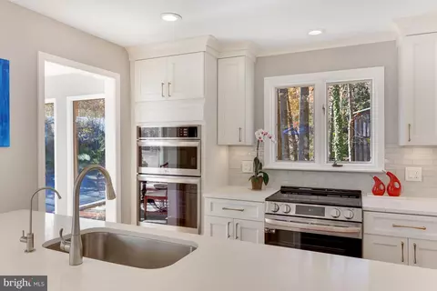 Kitchen - 11419 Purple Beech Dr, Reston, VA 20191 photo 6 of 8