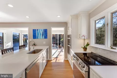 Kitchen - 11419 Purple Beech Dr, Reston, VA 20191 photo 7 of 8
