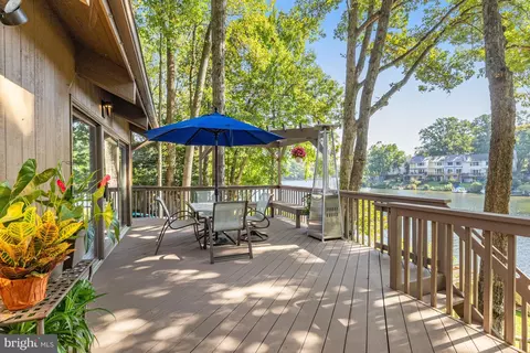 Exterior - 11419 Purple Beech Dr, Reston, VA 20191 photo 2 of 16