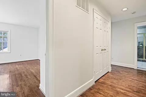 Entry Way - 735 Potomac River Rd, Mclean, VA 22102 photo 7 of 11