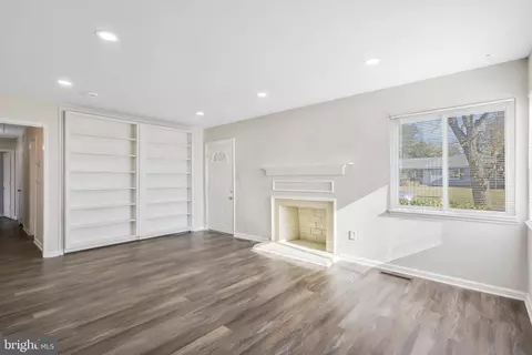 Living - 6306 Abilene St, Springfield, VA 22150 photo 2 of 3