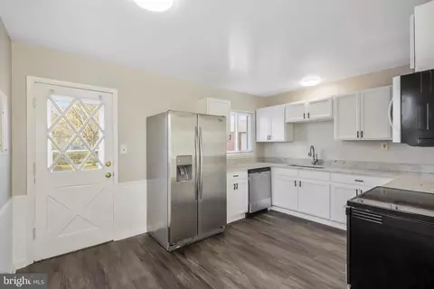 Entry Way - 6306 Abilene St, Springfield, VA 22150 photo 2 of 4