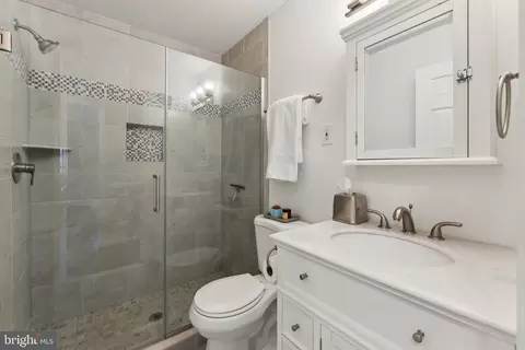 Bath - 6716 Melrose Dr, Mclean, VA 22101 photo 3 of 4