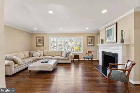 Living - 6716 Melrose Dr, Mclean, VA 22101 photo 3 of 5