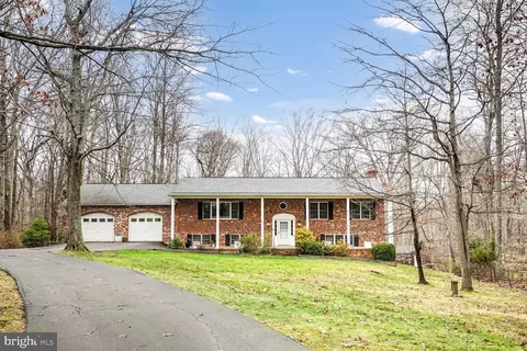 8104 Crestridge Rd, Fairfax Station, VA 22039