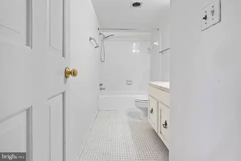 Bath - 7721 Tremayne Pl #309, Mclean, VA 22102 photo 2 of 3