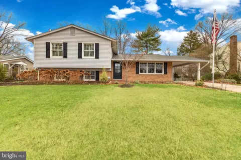 8023 Lynnfield Dr, Alexandria, VA 22306