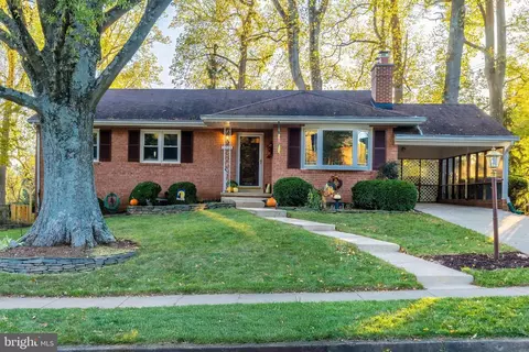 7513 Fairwood Ln, Falls Church, VA 22046