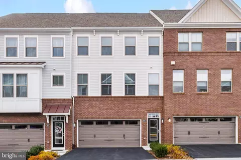2617 Loganberry Dr, Oak Hill, VA 20171