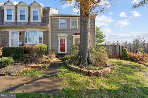 5515 Lakewhite Ct, Fairfax, VA 22032