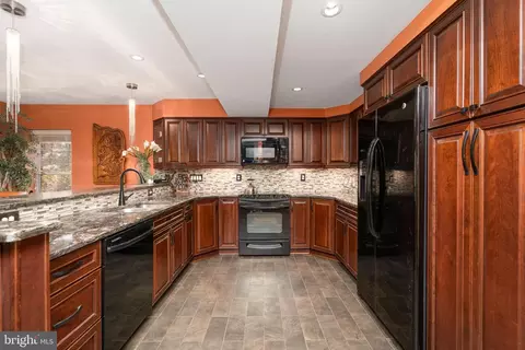 Kitchen - 12106 Walnut Branch Rd, Reston, VA 20194 photo 5 of 6