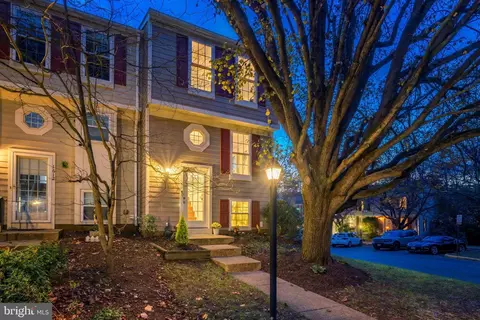 1610 Fieldthorn Dr, Reston, VA 20194