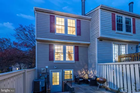 1610 Fieldthorn Dr, Reston, VA 20194 photo 2