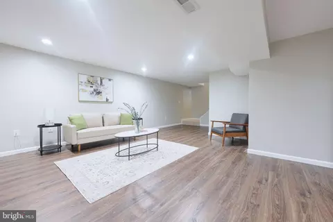 Living - 7914 Saint George Ct, Springfield, VA 22153 photo 5 of 6