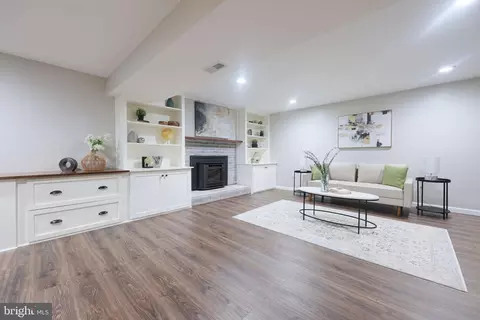 Living - 7914 Saint George Ct, Springfield, VA 22153 photo 4 of 6