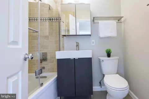 Bath - 7914 Saint George Ct, Springfield, VA 22153 photo 3 of 5