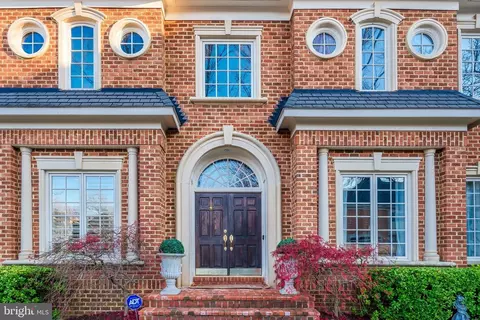 Exterior - 7422 Old Maple Sq, Mclean, VA 22102 photo 2 of 7