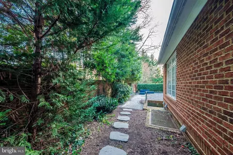 Exterior - 7422 Old Maple Sq, Mclean, VA 22102 photo 6 of 7