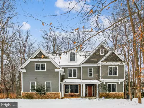 6633 Van Winkle Dr, Falls Church, VA 22044