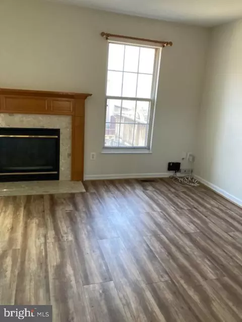 Living - 6407 Racetec Ct, Springfield, VA 22150 photo 1 of 2