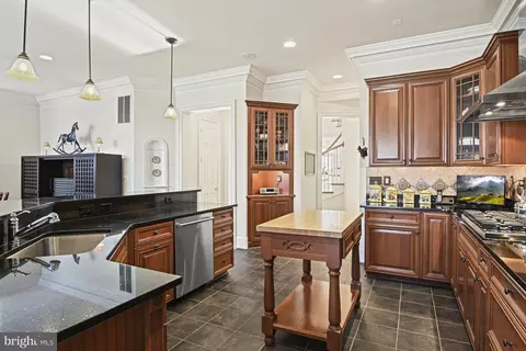 Kitchen - 7218 Farm Meadow Ct, Mclean, VA 22101 photo 3 of 7