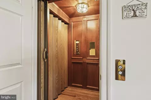 Entry Way - 7218 Farm Meadow Ct, Mclean, VA 22101 photo 4 of 8