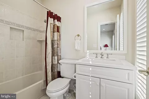Bath - 7218 Farm Meadow Ct, Mclean, VA 22101 photo 6 of 9