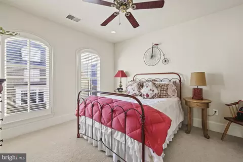 Bedroom - 7218 Farm Meadow Ct, Mclean, VA 22101 photo 4 of 7