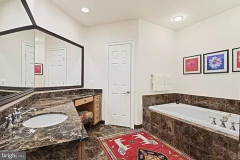 Bath - 7218 Farm Meadow Ct, Mclean, VA 22101 photo 5 of 9