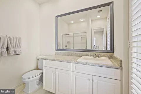 Bath - 7218 Farm Meadow Ct, Mclean, VA 22101 photo 7 of 9