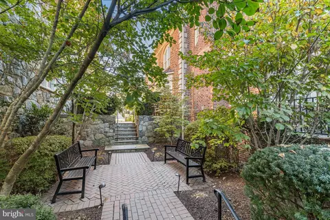 Exterior - 7218 Farm Meadow Ct, Mclean, VA 22101 photo 4 of 5