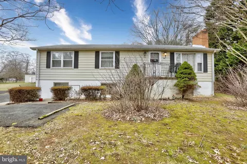 816 Utterback Store Rd, Great Falls, VA 22066