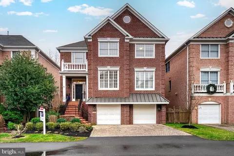 8013 Wolftrap Rd, Dunn Loring, VA 22027