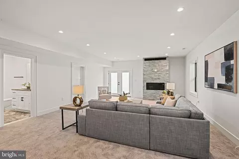 Living - 6804 Lemon Rd, Mclean, VA 22101 photo 5 of 6