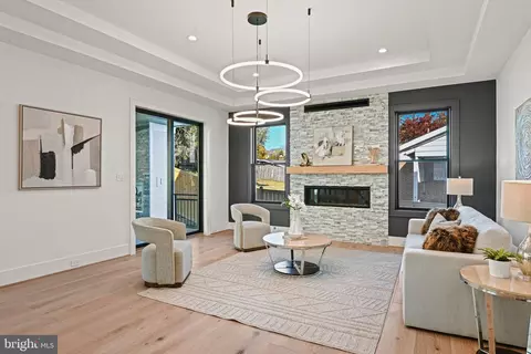 Living - 6804 Lemon Rd, Mclean, VA 22101 photo 3 of 6