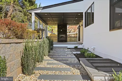 Exterior - 6804 Lemon Rd, Mclean, VA 22101 photo 5 of 10