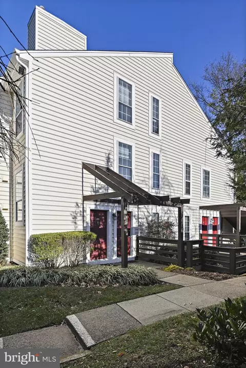 9971 Oakton Terrace Rd, Oakton, VA 22124