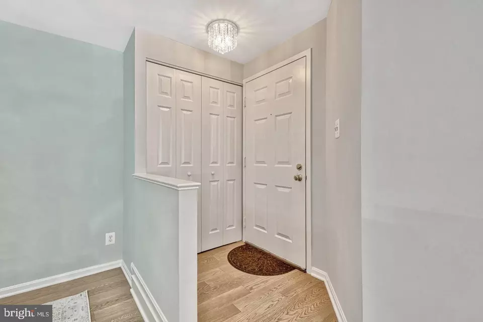 Entry Way - 5918 Cove Landing Rd #201, Burke, VA 22015 photo 2 of 5