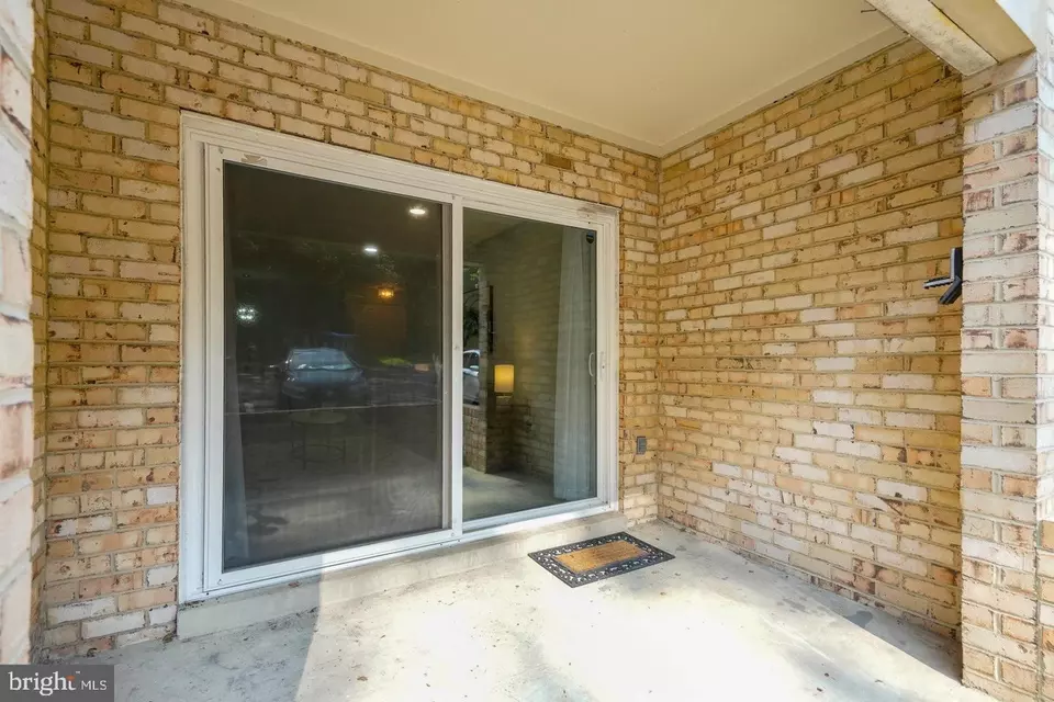 Exterior - 5918 Cove Landing Rd #201, Burke, VA 22015 photo 1 of 3