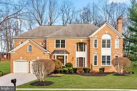 10200 Castlewood Ln, Oakton, VA 22124