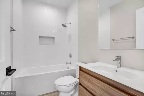 Bath - 1124 Guilford Ct, Mclean, VA 22101 photo 7 of 9