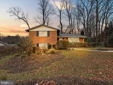 6815 Maplecrest Dr, Annandale, VA 22003