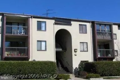 621 Center St #102, Herndon, VA 20170