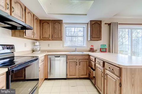 Kitchen - 5719 Mason Bluff Dr, Burke, VA 22015 photo 6 of 6